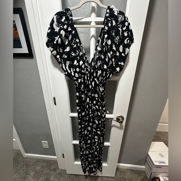 ASOS DESIGN Maternity flutter sleeve maxi beach dress in mono spot print - Picture 5 of 9